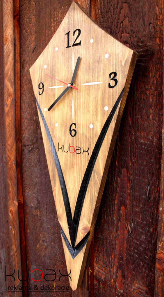 drevené hodiny na stenu